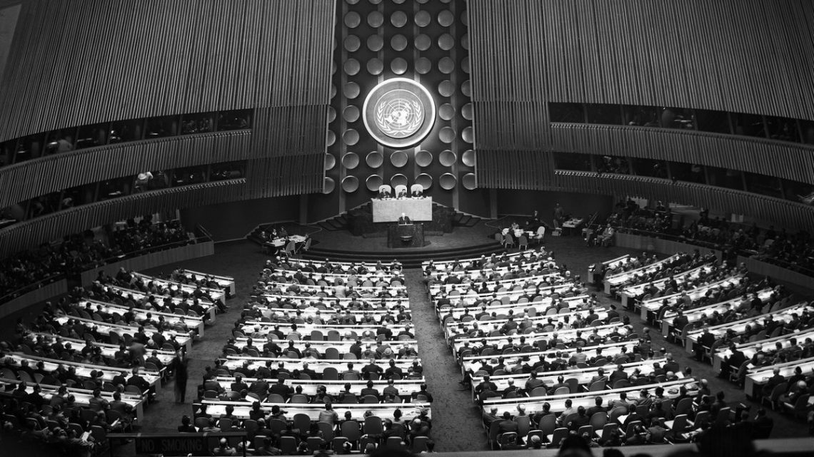 Зал оон. Генеральная Ассамблея ООН Нью-Йорк. Генеральная Ассамблея ООН 1946. Зал заседания Генеральной Ассамблеи ООН. Генеральная Ассамблея ООН 1969.